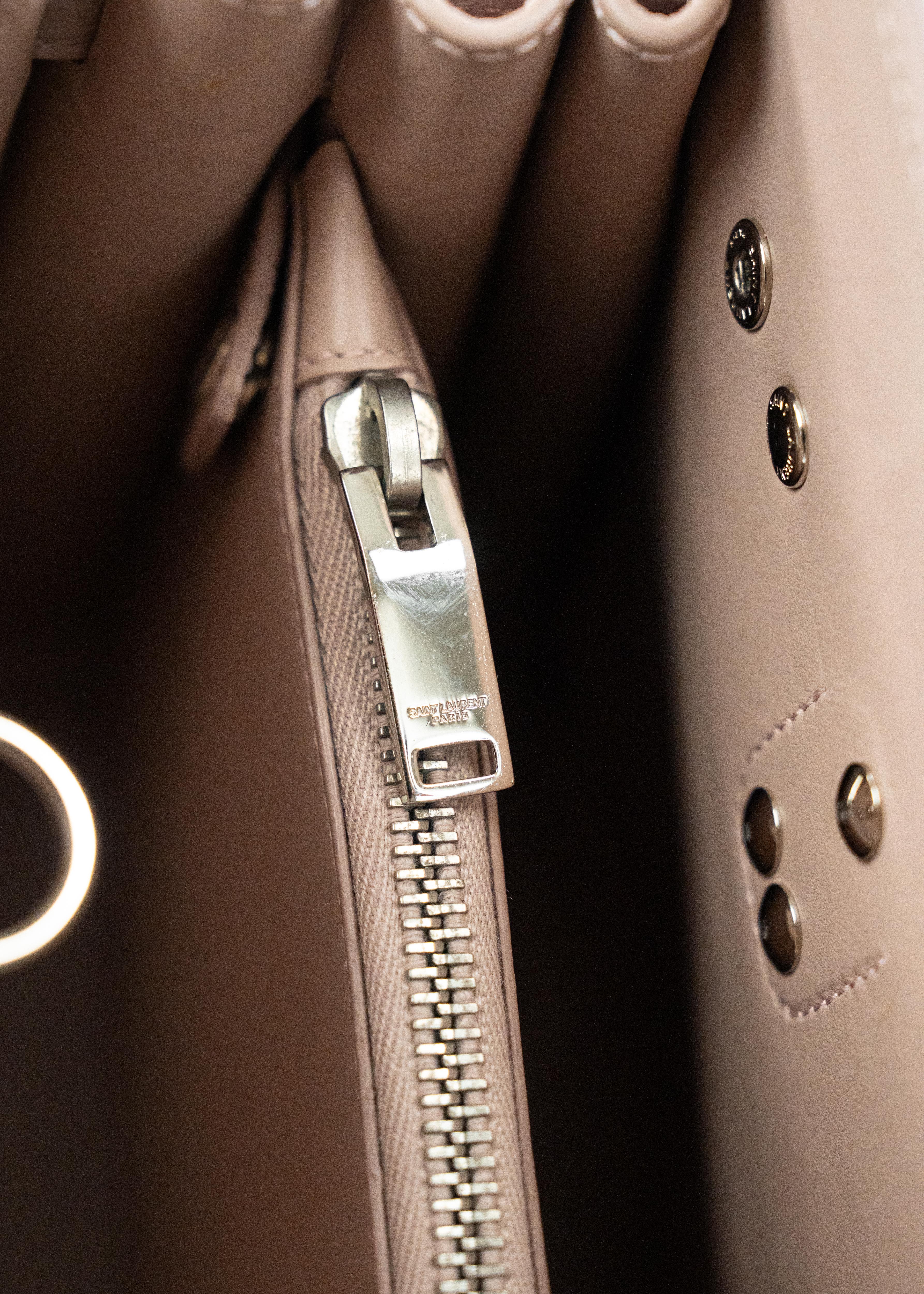 Borsa Saint Laurent Croc Effect - Rosa Polvere con Dettagli in Pelle